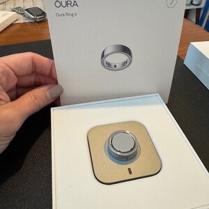 Oura Ring 4 - Sleek Silver Design